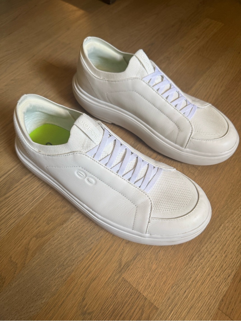 OOFOS Club Plus Like New White Men's slip on Leather Sneakers